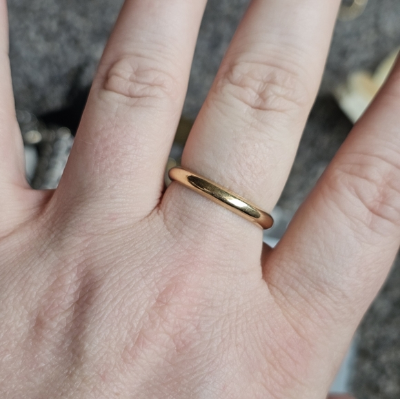 14k ring that opens and closes. Size 10. Opens and closes for those with larger - Picture 1 of 6